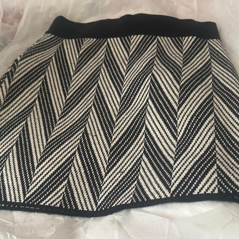Ann Taylor Black and Cream Chevron A-Line Skirt